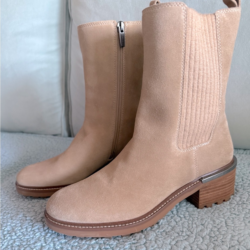 Vince Camuto Tan Suede Chelsea Boots Size 9 – Like New